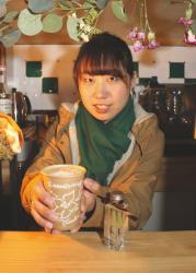 カフェラテを出す西尾さん