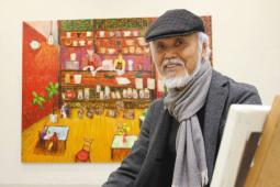 この春大学院を修了する小笠原さん。修了制作では、行きつけの喫茶店を題材に、赤を基調した作品を手掛けた＝北名古屋市徳重の名古屋芸術大で