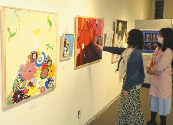 自由な作風の卒業作品が並ぶ展示=栄の愛知芸術文化センター・アートスペースで