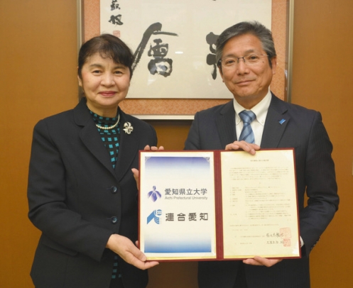 協定書を交わした佐々木会長(右)と久冨木原学長=長久手市の県立大で