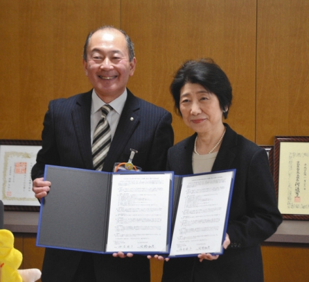 包括連携協定を結んだ大同大の神保学長（右）と南区の河野区長＝南区役所で