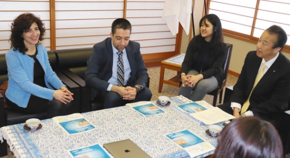 実証試験に向け、大学関係者と懇談する宮元陸市長（右）＝加賀市役所で