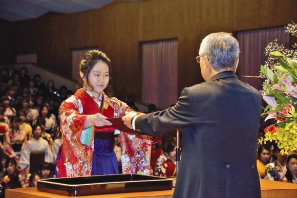 卒業証書と学位記を受け取る学生（左）＝大垣市の大垣女子短大で