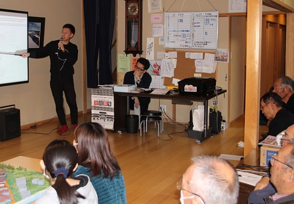 地域の人に向けて活動内容を発表する白井さん（左）＝半田市亀崎町のかめともで