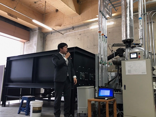 地元産の木材チップを燃料として使うバイオマス発電機=白山市の金沢工業大白山麓キャンパスで