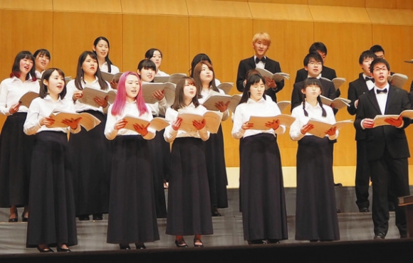 伸びやかな歌声を響かせるメンバーたち＝２日、岐阜市金町の市文化センターで