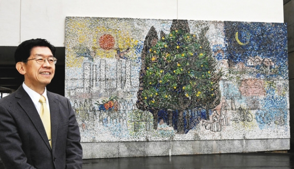 名城大八事キャンパス内にある矢橋六郎さんのモザイク画「薬と生命」について話す平松正行薬学部長=名古屋市天白区で