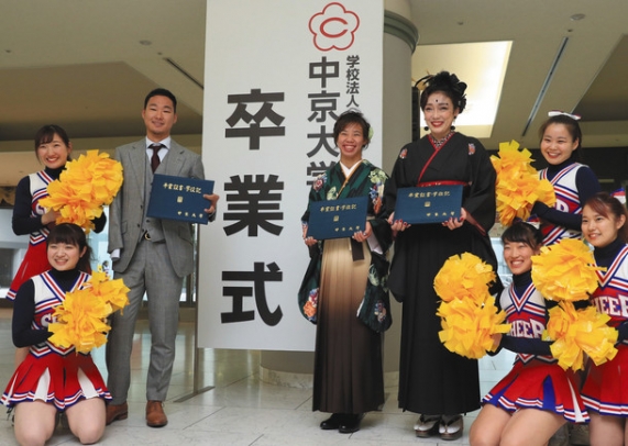 中京大の卒業式を終え、在校生から祝福を受ける(中央左から)池田選手、小西選手、本郷選手=名古屋市熱田区の名古屋国際会議場で