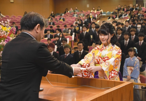 学位記などを受け取る卒業生＝大垣市の岐阜経済大で