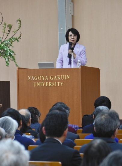 異文化コミュニケーションについて語る鳥飼さん＝名古屋市熱田区の名古屋学院大で