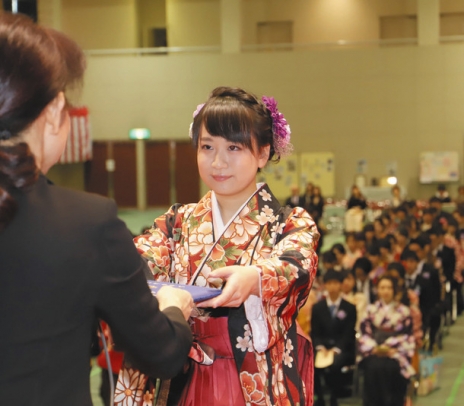 卒業証書を受け取る学生=各務原市の東海学院大で