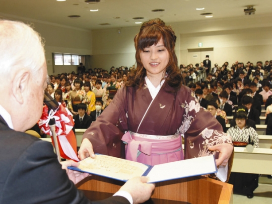 間野学長（左）から学位記を受け取る卒業生＝関市市平賀の岐阜医療科学大で