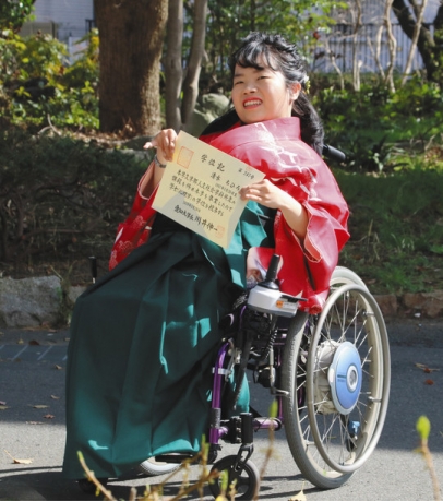 学位記を手に、はかま姿でほほ笑む清水さん＝豊橋市町畑町の愛知大豊橋キャンパスで