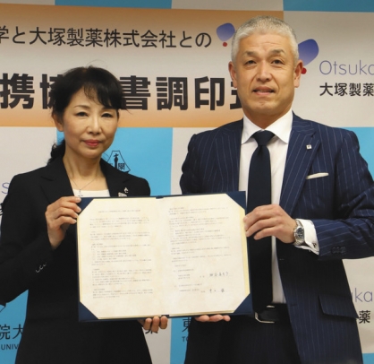 協定書にサインした神谷学長（左）と井上支店長＝各務原市の東海学院大で