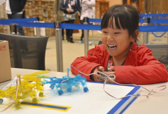 ロボットを楽しそうに操作する子ども＝瀬戸市蔵所町で