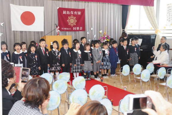 保護者や職員に別れの歌を合唱する園児＝岐阜市鏡島西の鏡島保育園で