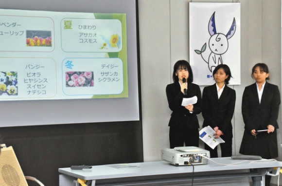 沿線に住民と一緒に花を植えるアイデアを発表する学生＝１８日、関市役所で