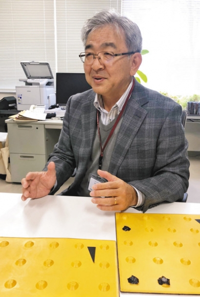 視覚障害者らを支援する新たな点字ブロックの実用化を目指す松井くにお教授＝白山市八束穂で