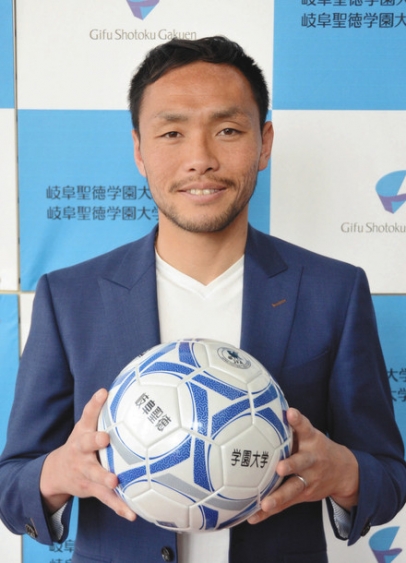 大学職員としてサッカー部監督に就任する難波さん＝岐阜市の岐阜聖徳学園大で
