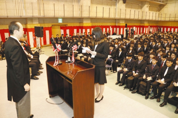 約２７０人の新入生が出席した入学式＝長浜市の長浜バイオ大で