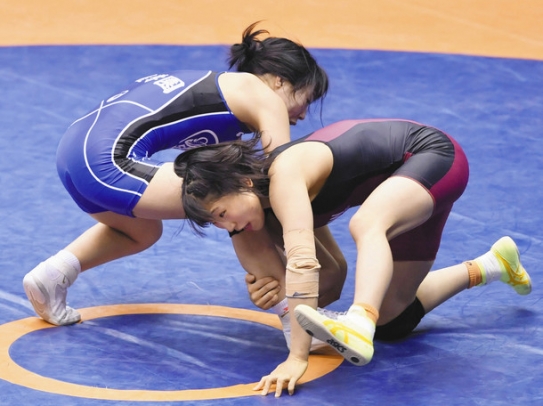 50キロ級準々決勝 攻める須崎優衣(右)=駒沢体育館で