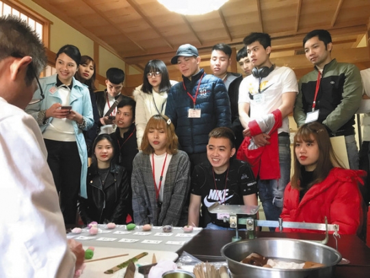 和菓子作りを見学する参加者=東海市の嚶鳴庵で