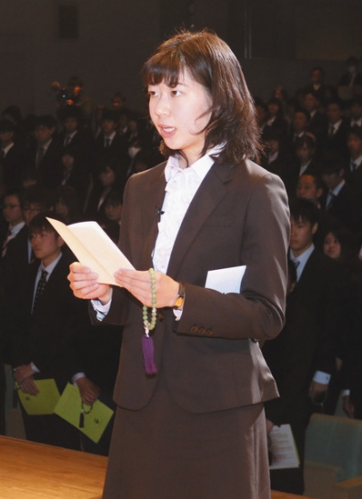 宣誓の言葉を読み上げる犬飼さん=岐阜市の長良川国際会議場で