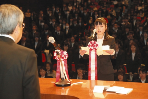 新入生を代表して宣誓する池之上さん＝可児市文化創造センターで
