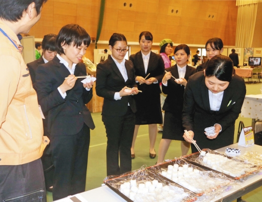 3種類の米を食べ比べる学生ら=3月22日、大垣市東前町のJAにしみの本店で