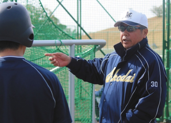 練習で指導する愛工大の平井光親監督（右）＝愛知県豊田市の同校グラウンドで