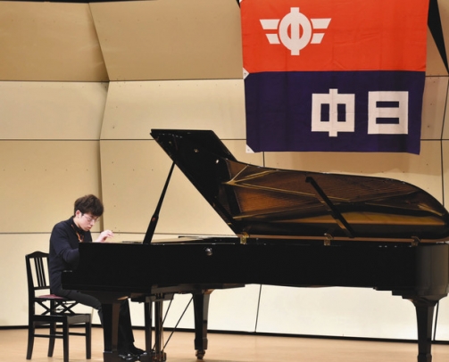 審査会で演奏を披露する参加者＝高山市昭和町１の市民文化会館で