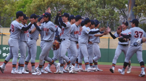 逆転勝利で勝ち点を挙げ喜ぶ愛院大ナイン＝パロマ瑞穂球場で（高畑章撮影）