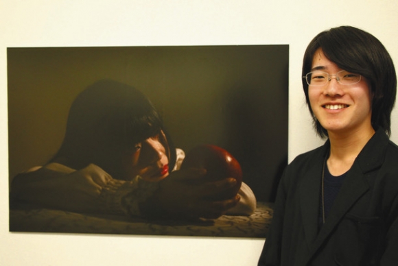 １５枚の写真で白雪姫の物語を表現した榎丸さん＝津島市藤浪町４のみゆきカメラで