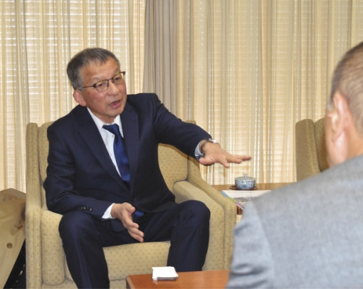 再任あいさつに訪れた鮎京理事長＝中日新聞社で