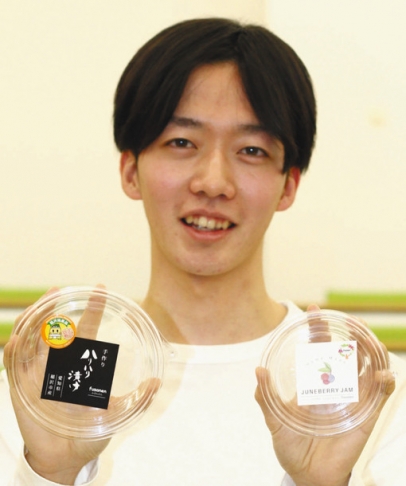 2商品のパッケージを一新した浅野さん=稲沢市の名古屋文理大で