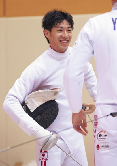 リラックスした表情で練習する加納虹輝＝味の素ナショナルトレーニングセンターで