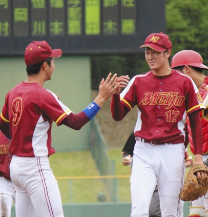 ホッとした表情をみせる二宮（背番号１７）ら名城大ナイン＝春日井市民球場で