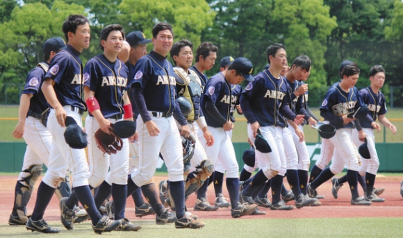 中部大との２回戦に勝ってスタンドにあいさつする愛工大ナイン＝パロマ瑞穂球場で（川越亮太撮影）