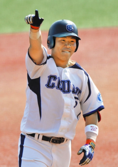 愛工大－中部大　６回表中部大無死二、三塁、稲生が左越えに勝ち越し本塁打を放ちガッツポーズ＝パロマ瑞穂野球場で（金田好弘撮影）