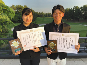 女子優勝の小西美帆（左）とトップ杯東海クラシックの出場権を獲得した男子優勝の三島泰哉＝三好ＣＣで