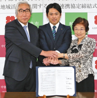包括連携協定の協定書に調印した（左から）古田学長、柴橋市長、片桐学長＝岐阜市役所で