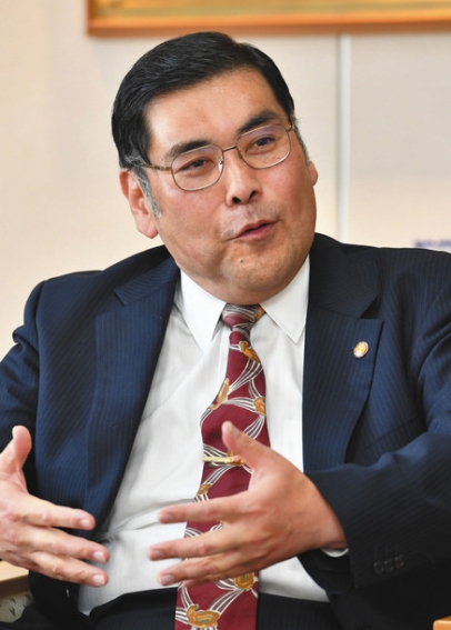 着任のあいさつに訪れた名城大の小原学長＝中日新聞社で