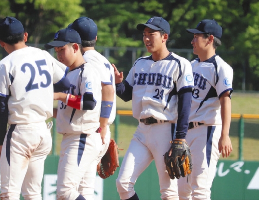 先制打を含む２安打と活躍し、笑顔で整列する中部大・丹下（右から２人目）＝パロマ瑞穂球場で（高畑章撮影）