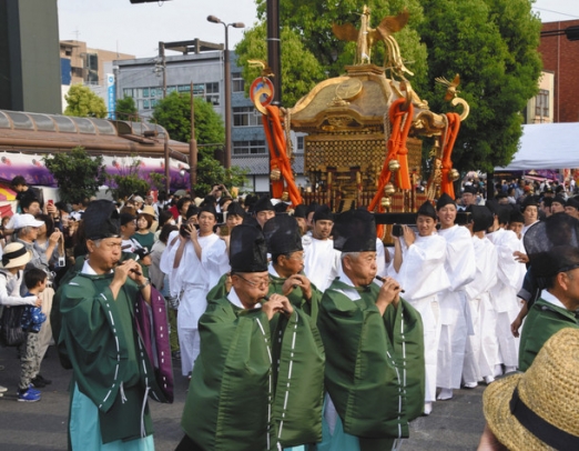 雅楽奏者に続いて神社へ向かうみこし＝大垣市の大垣駅通りで