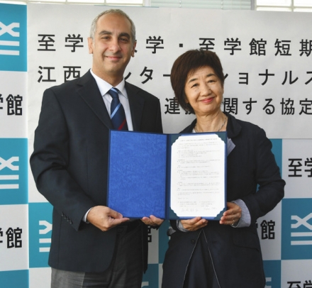 連携協定を締結した至学館大の谷岡学長（右）と江西国際学園のセルカン理事長＝大府市横根町の至学館大で