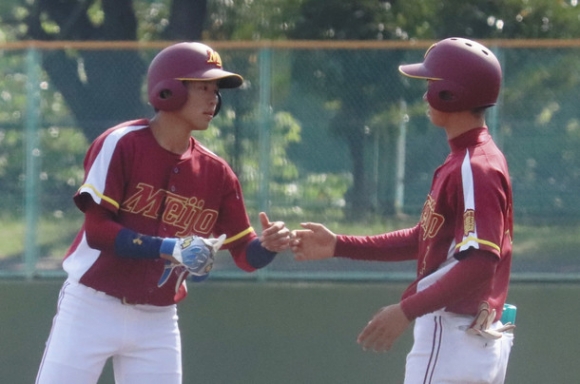 打撃賞（首位打者）を目指す名城大・小林（左）