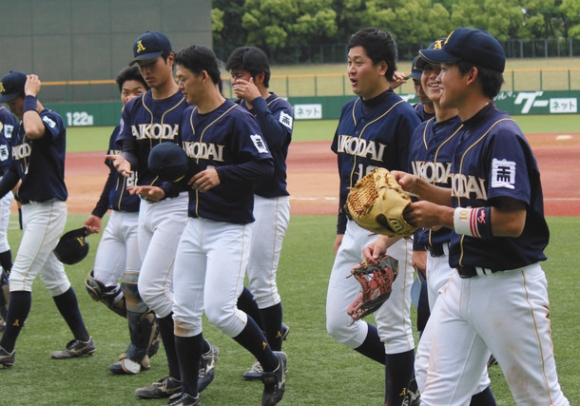 ３９季ぶりの優勝に再び王手をかけて笑みをみせる愛工大ナイン＝パロマ瑞穂球場で（川越亮太撮影）