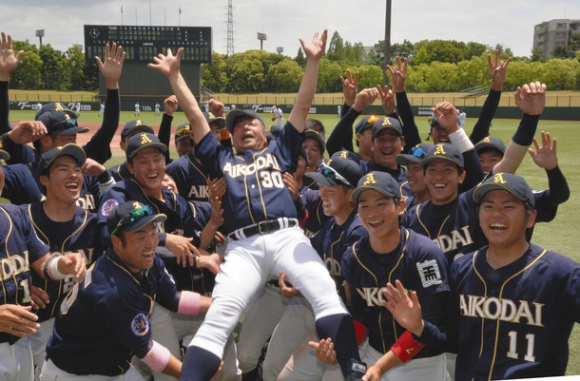 ３９季ぶりの優勝を決めてナインに胴上げされる愛工大の平井監督（中）＝パロマ瑞穂野球場で（金田好弘撮影）