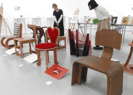 名古屋造形大生たちがデザインしたさまざまな作品が並ぶ展示=東区大幸南1の市民ギャラリー矢田で