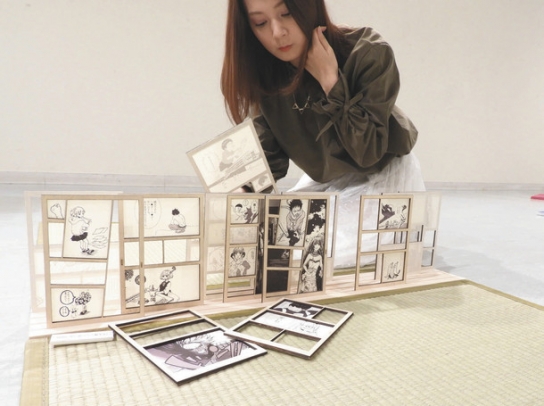 漫画を描き込んだ障子戸のミニチュア１枚１枚をページに見立てた「障子マンガ」＝栄の愛知芸術文化センター地下２階、アートスペースＸで